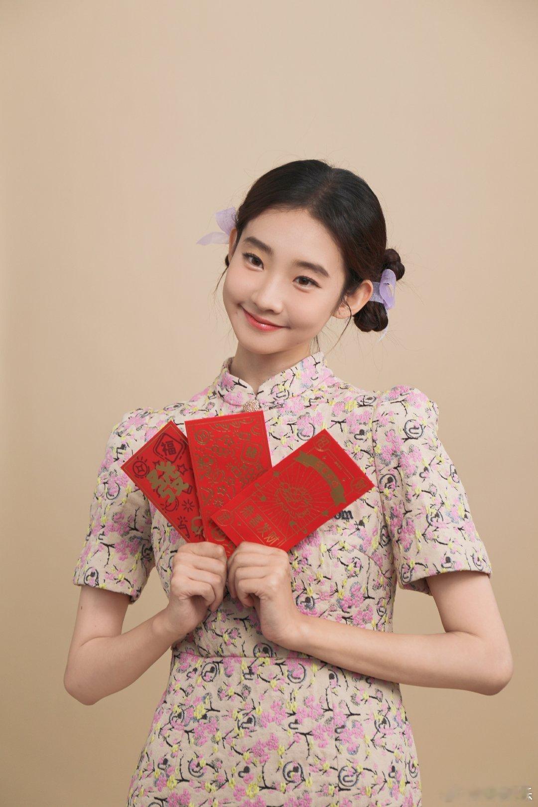 #硬糖少女303##张艺凡# 今日份糖妹新鲜物料张艺凡活动定妆照新花絮照一组从曝