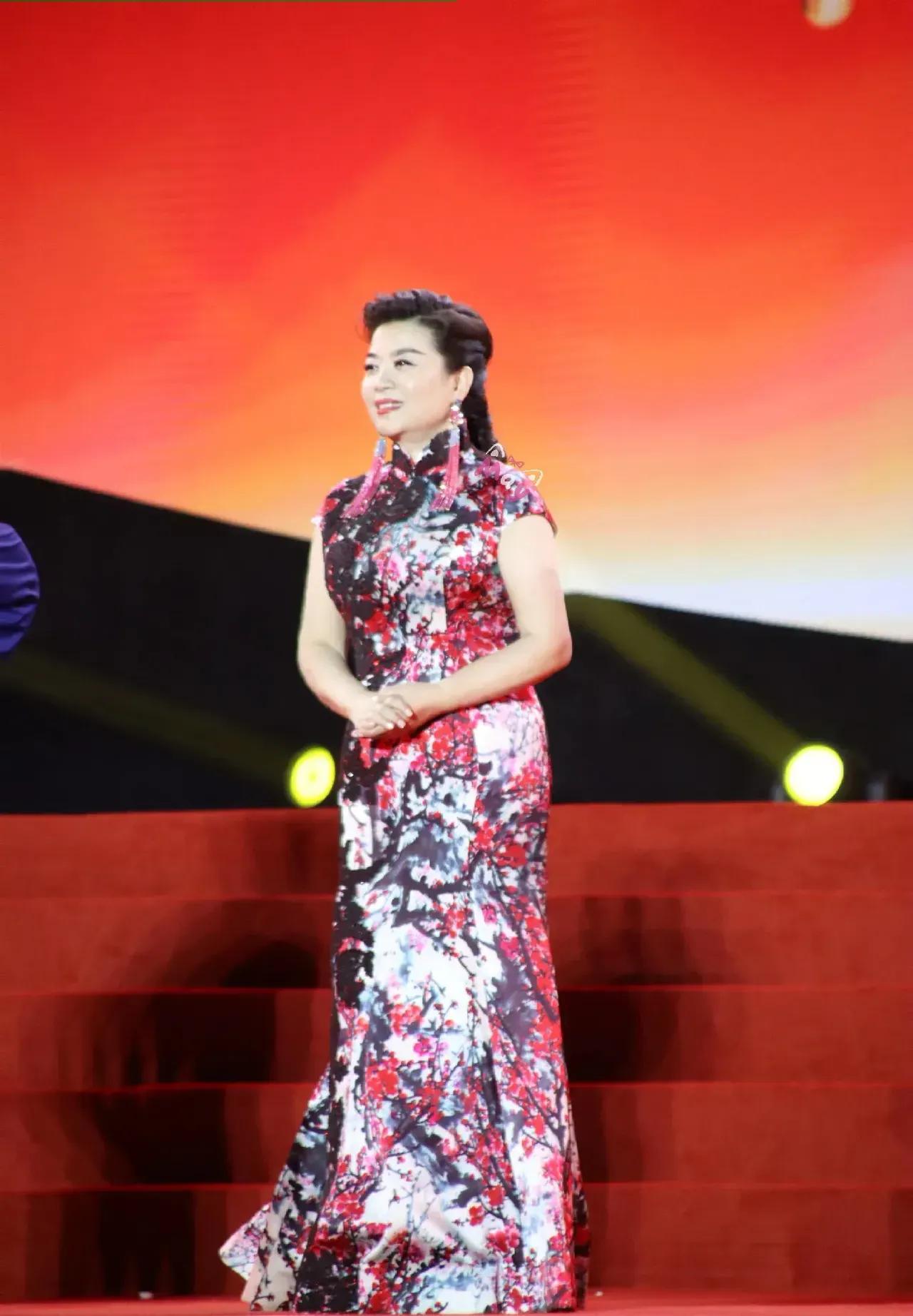 57岁张也穿旗袍被嘲“肉感藏不住”，可她的美，本就不止于身材
 
57岁张也穿修