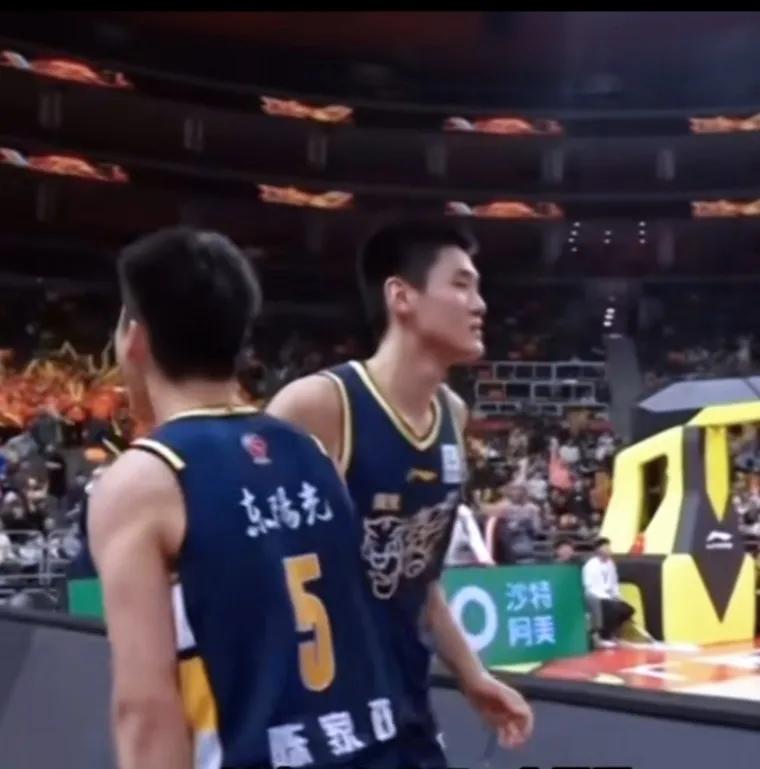 一大早，王洪泽和陈家政就来球馆练球，对于昨晚输给浙江，两小将不服气。
不一会儿，