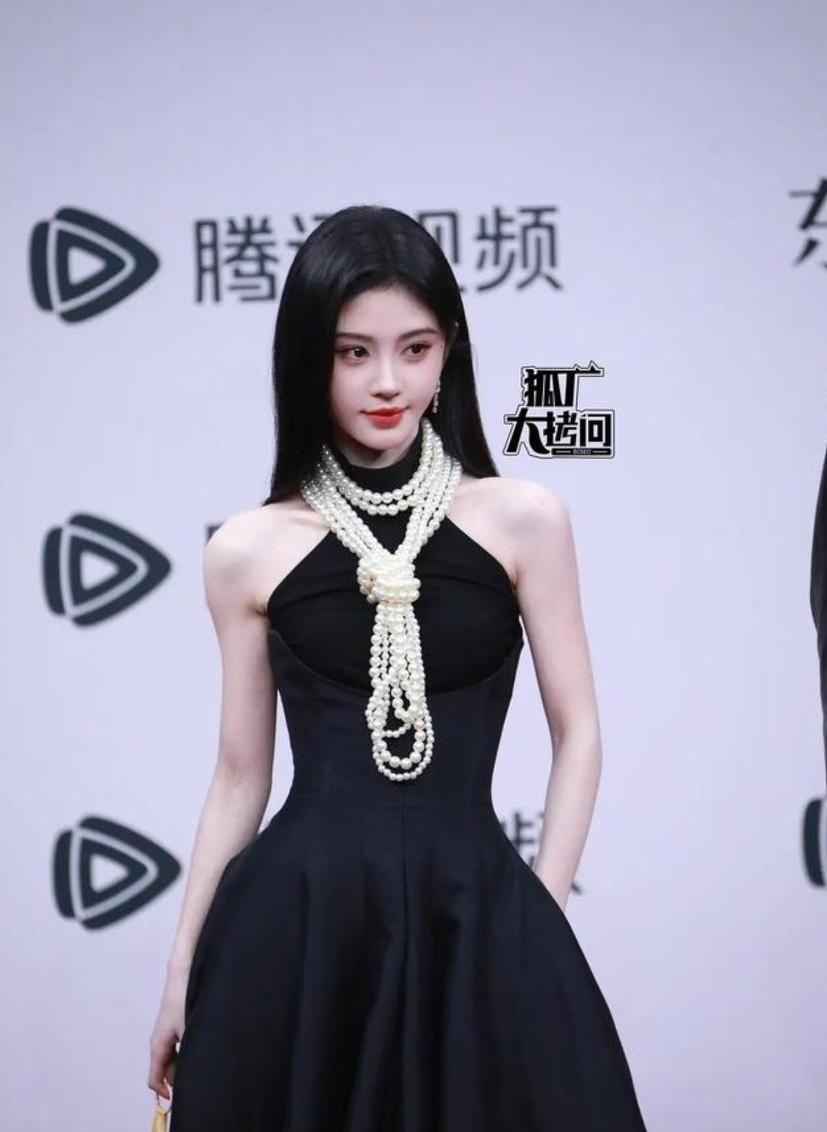 鞠婧炜的肩就是90度，你都不用去量，一看就是直角。如图，直观不？

鞠婧炜的颜值