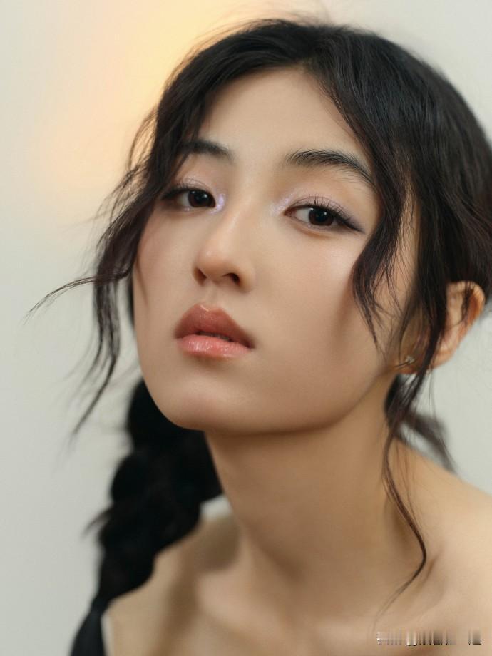 张子枫北影节闭幕红毯造型惊艳亮相，黑白抹胸裙彰显精致骨感美！

 张子枫以一身黑