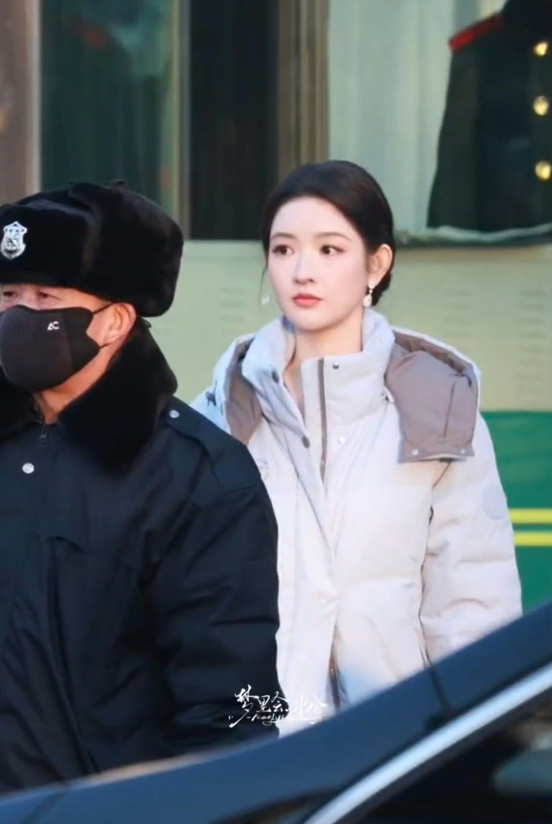 王玉雯春晚路透缎面长裙好仙 粉色缎面裙自带仙气！清冷温柔气质出众，低盘发配淡妆气