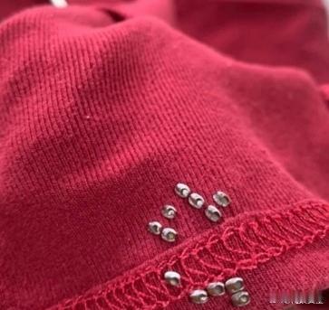 洗了许久的衣服挂在外面忘了收。今天去收的时候，看到衣服成了这样，这是啥状况，莫非