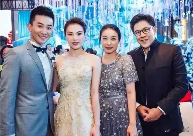 四人合照，估计郭晶晶，霍启刚大家对他们两口子都很熟悉！
另外一对你知道他们两人是