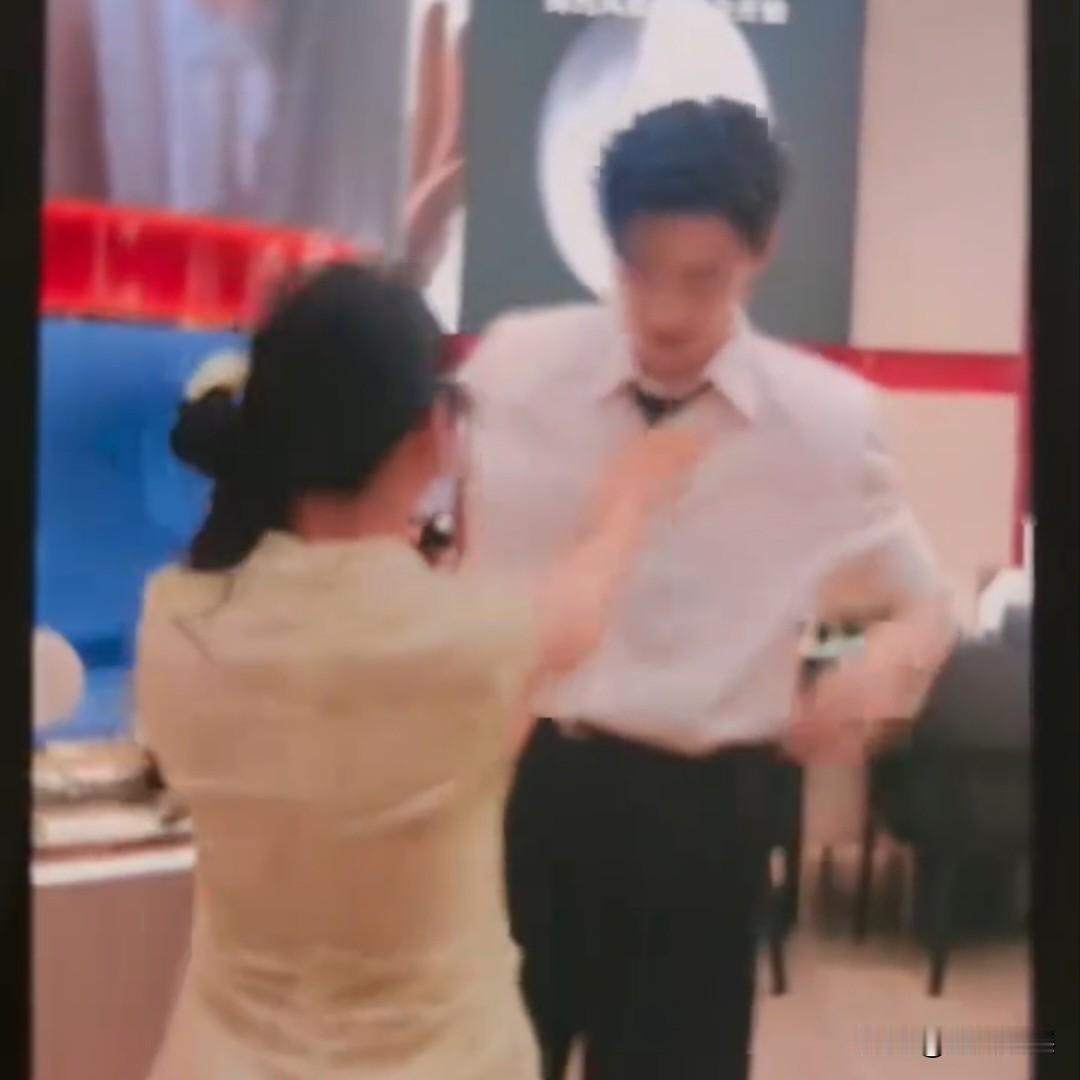 方逸伦，被粉丝“袭击”！

6月3日，一段“方逸伦被粉丝扇了一巴掌”的视频片段在
