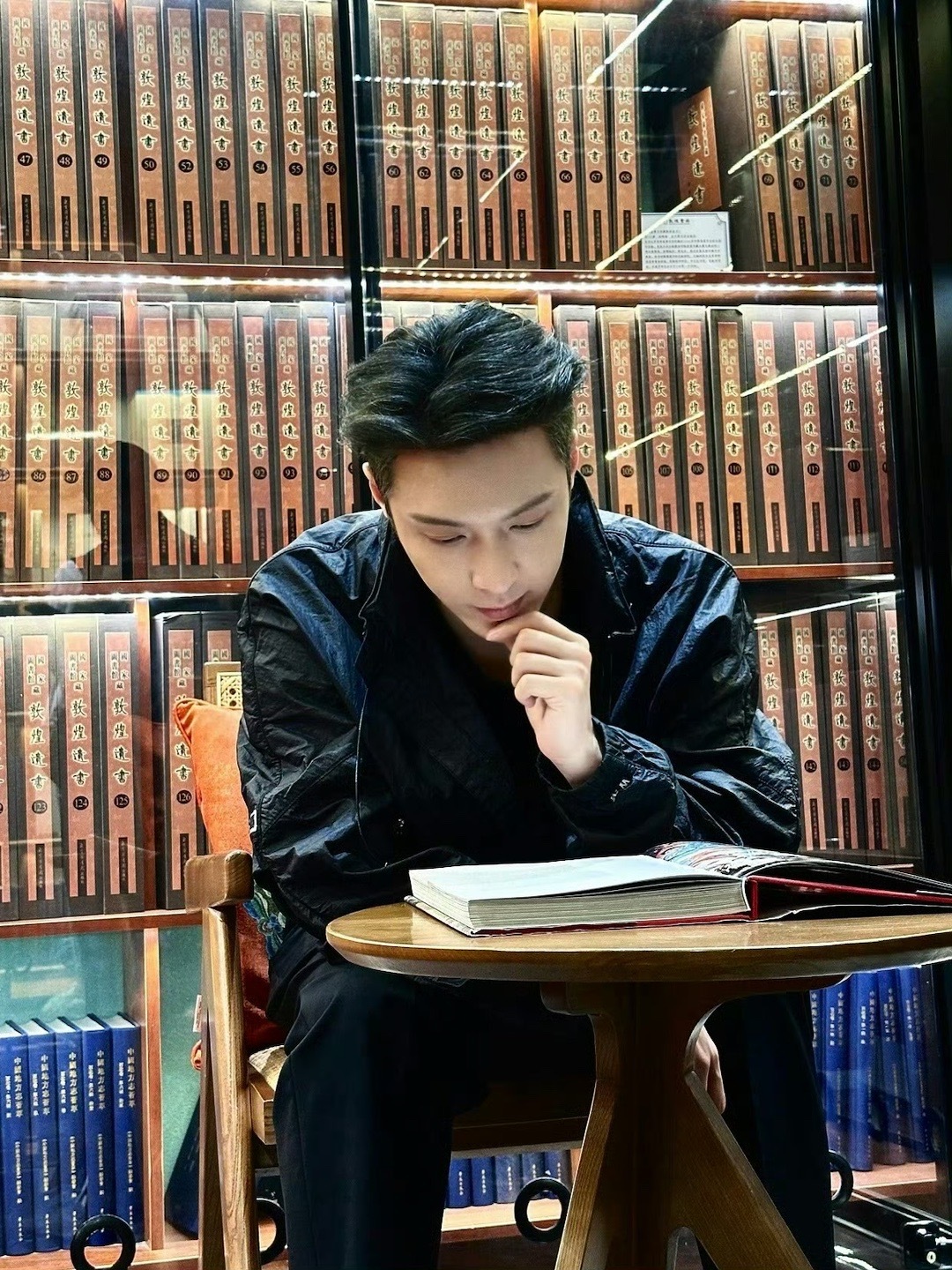 张艺兴图书馆live图 张艺兴最近在敦煌采风，为了音乐话剧的创作可谓是全力以赴。