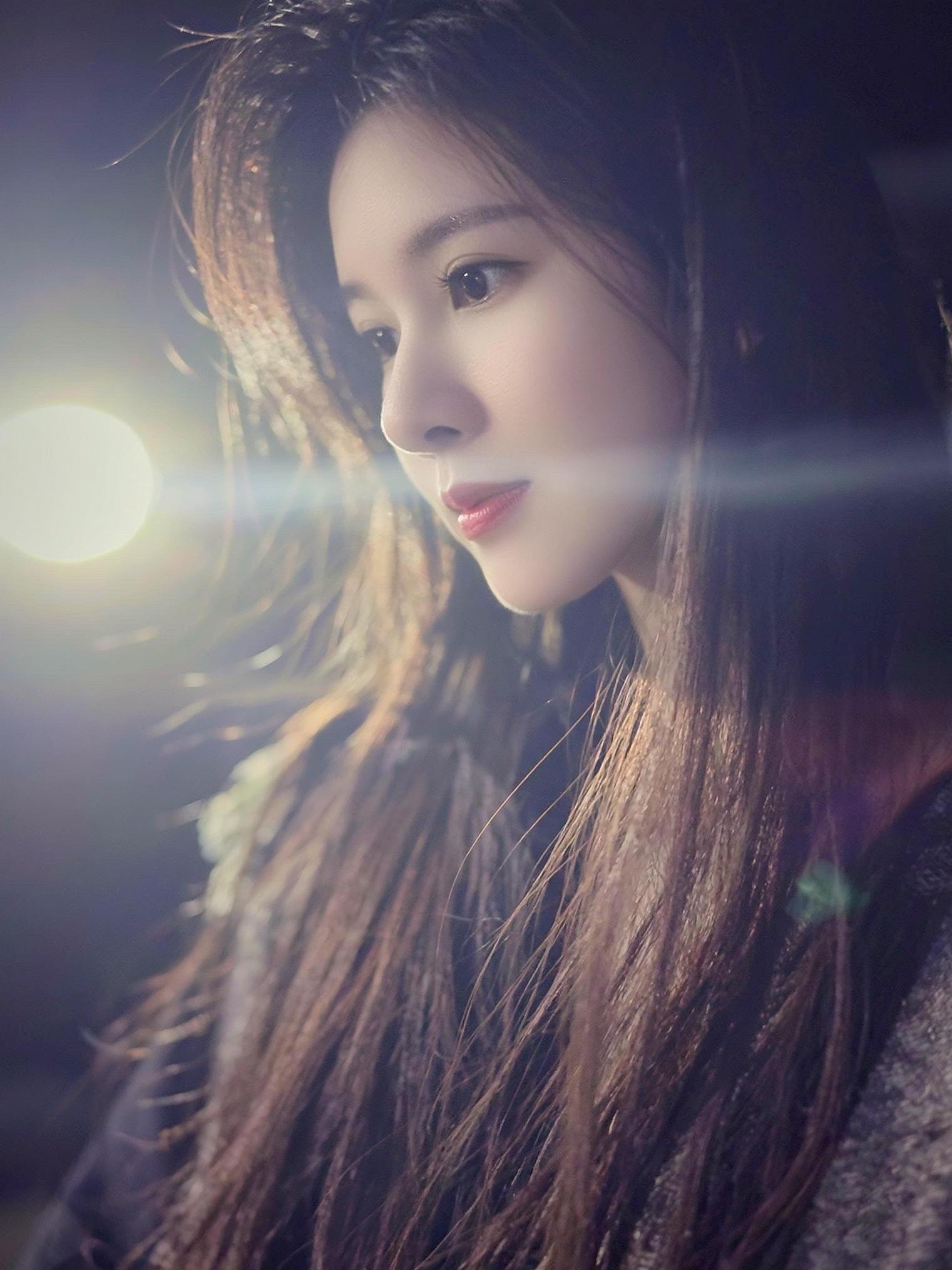 有些话很重  刚好落在我脆弱的时候  我该怎么说我现在的感觉呢  很平...