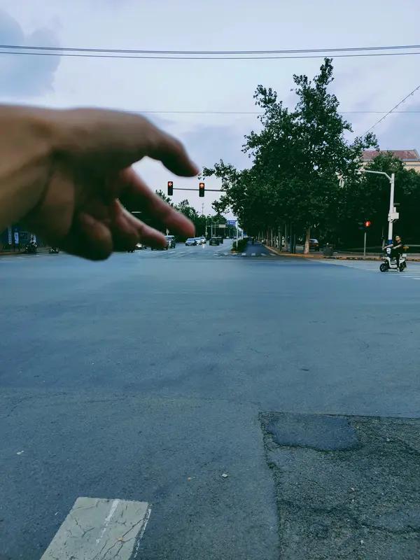 然而，随着时间的悄然流逝，失望一次次地堆积，我逐渐意识到，有些感情从一开始就注定