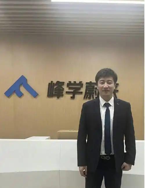 张雪峰走了，他的公司接下来可能有三种走向。

张雪峰在的时候，他的个人影响力几乎