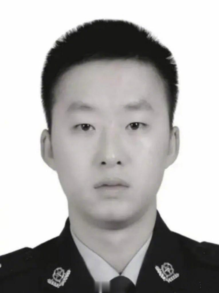 禁毒英烈李松陪，在抓捕毒贩的行动中中弹负伤，经抢救无效因公牺牲，时年仅28岁。[