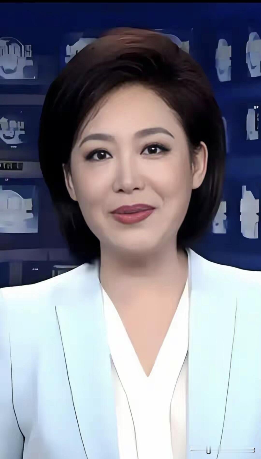 央视最有气质的一个女主持人，利落的短发搭配浅色的薄款外套，气质沉静知性，她神态专
