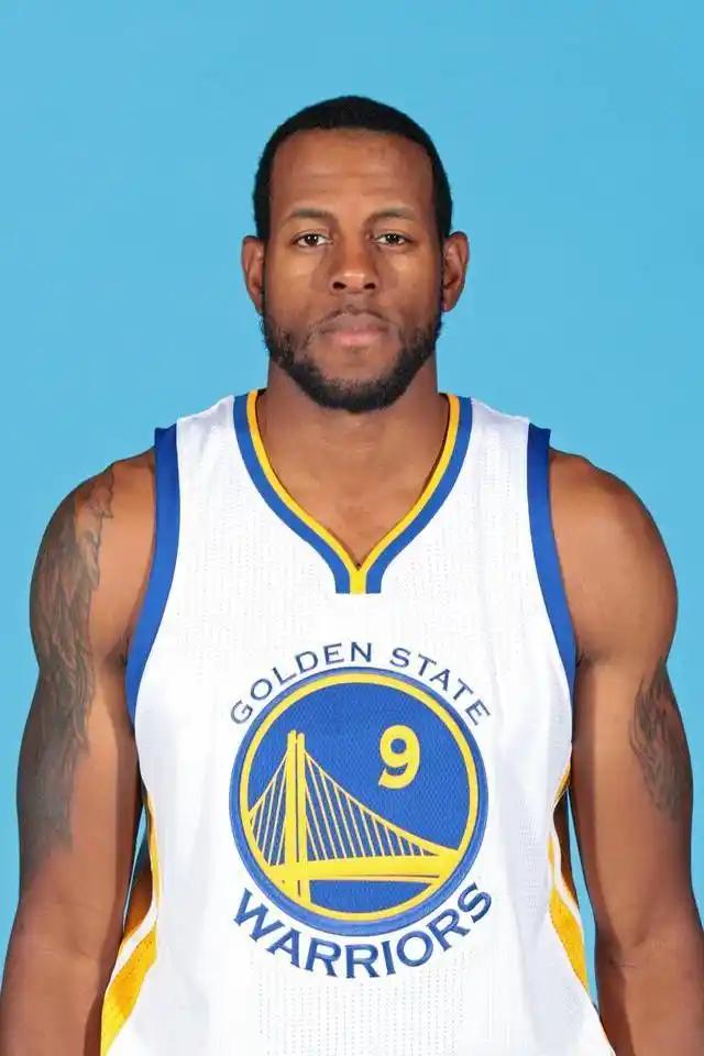 安德烈·伊戈达拉认为，科比比詹姆斯更难防守。因为詹姆斯的动作简单且可预测，而科比