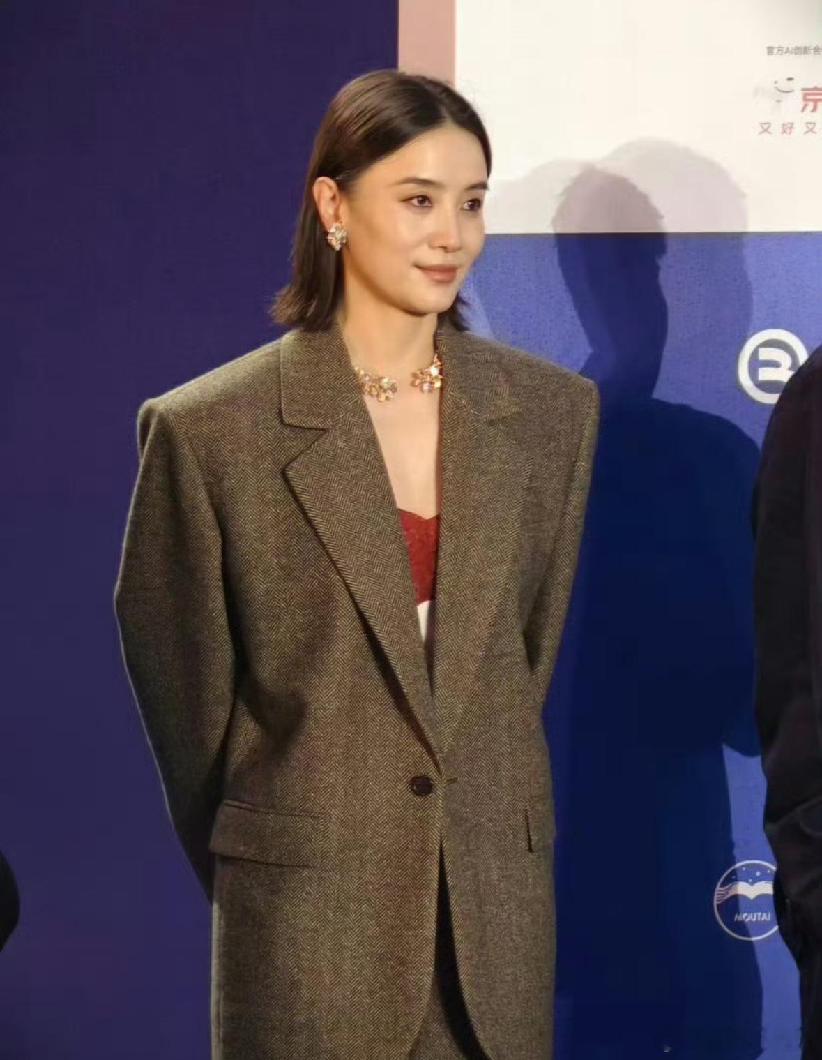 宋佳剪短发了 北影节红毯鲨疯现场！利落短发配廓形西装，清冷飒爽气场直接焊在身上，