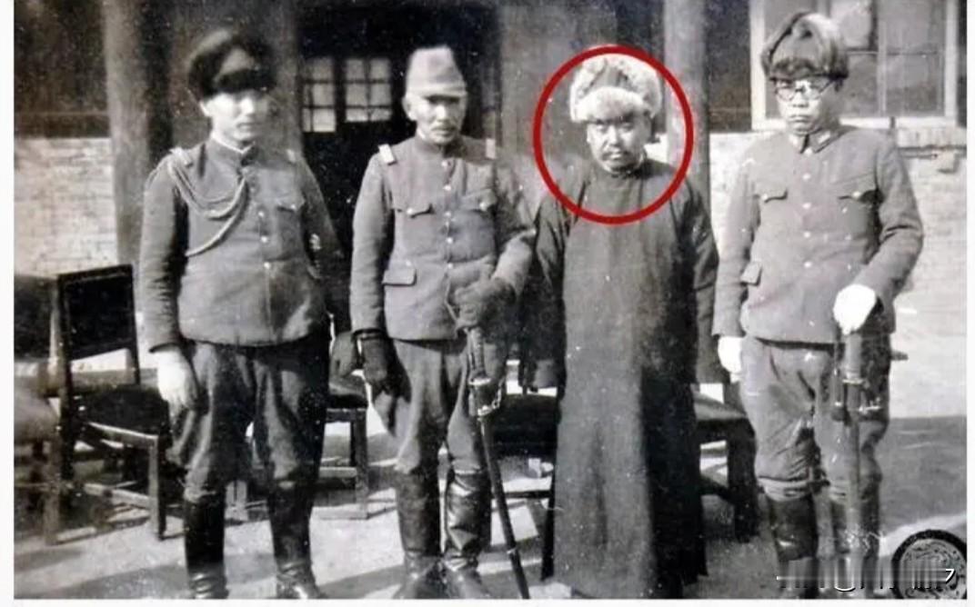 巨匪刘黑七
 
照片中红圈人物正是刘黑七，本名刘桂棠（1892—1943），外号
