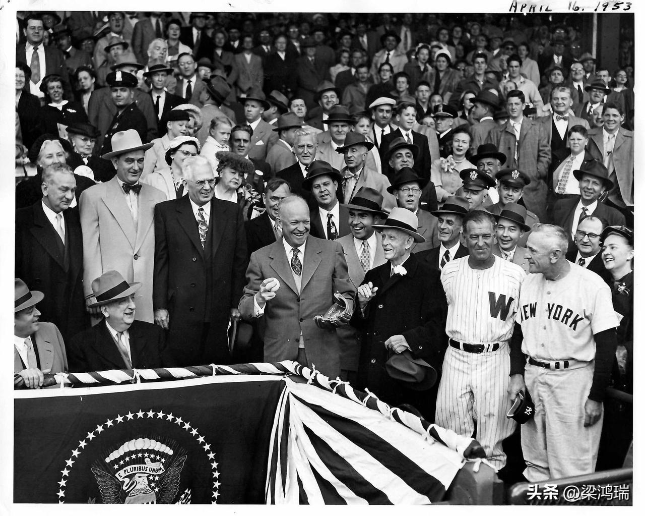 这是一张拍摄于 1953年4月16日 的历史照片，记录了美国总统 德怀特·D·艾