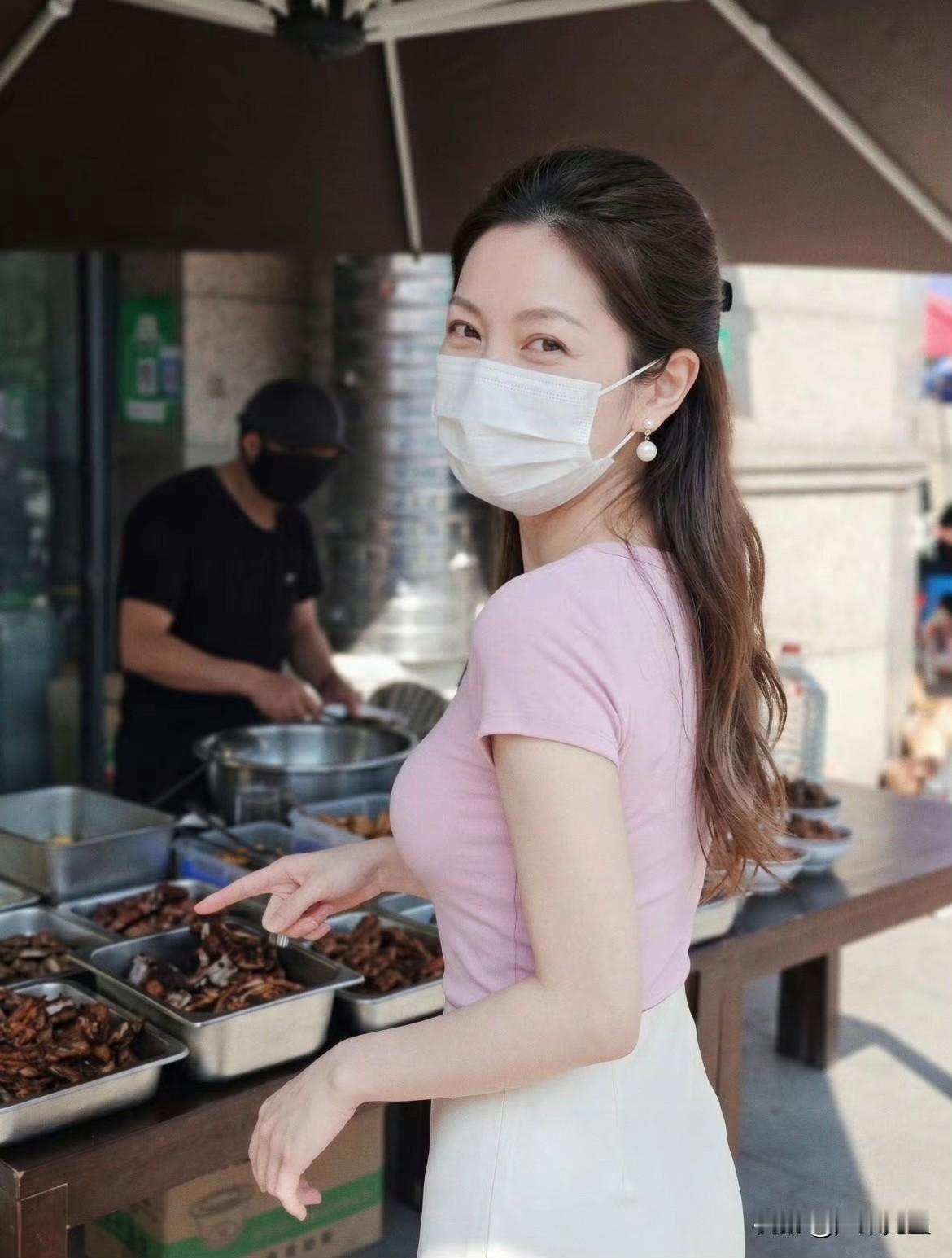 人声喧闹此起彼伏，摊主热情的吆喝声、邻里熟悉的寒暄声、讨价还价的笑语声交织在一起