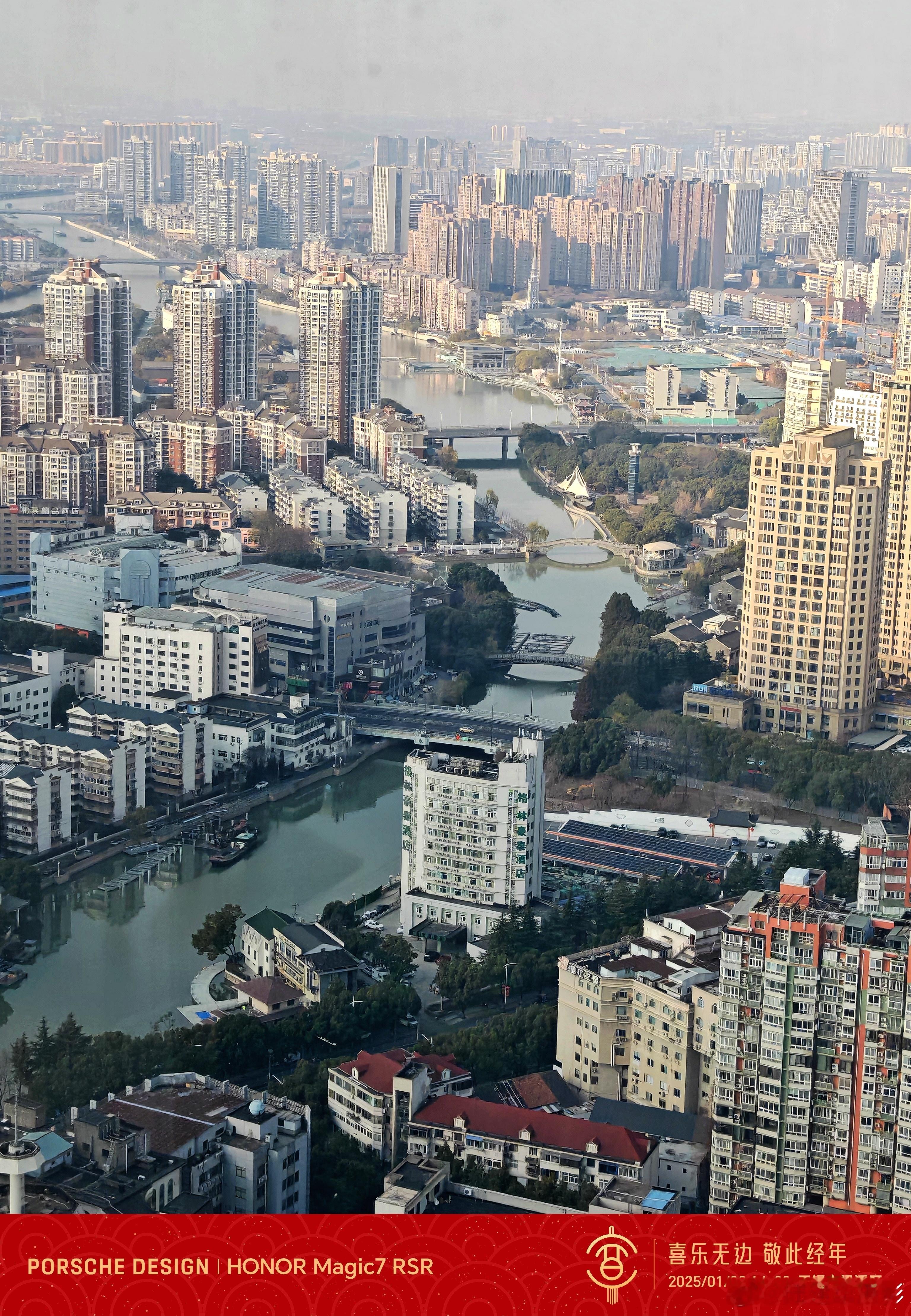 瞰无锡。冬日里，能见度不算好，但无锡城市的高楼耸立，还是让人惊诧，变化太快。 