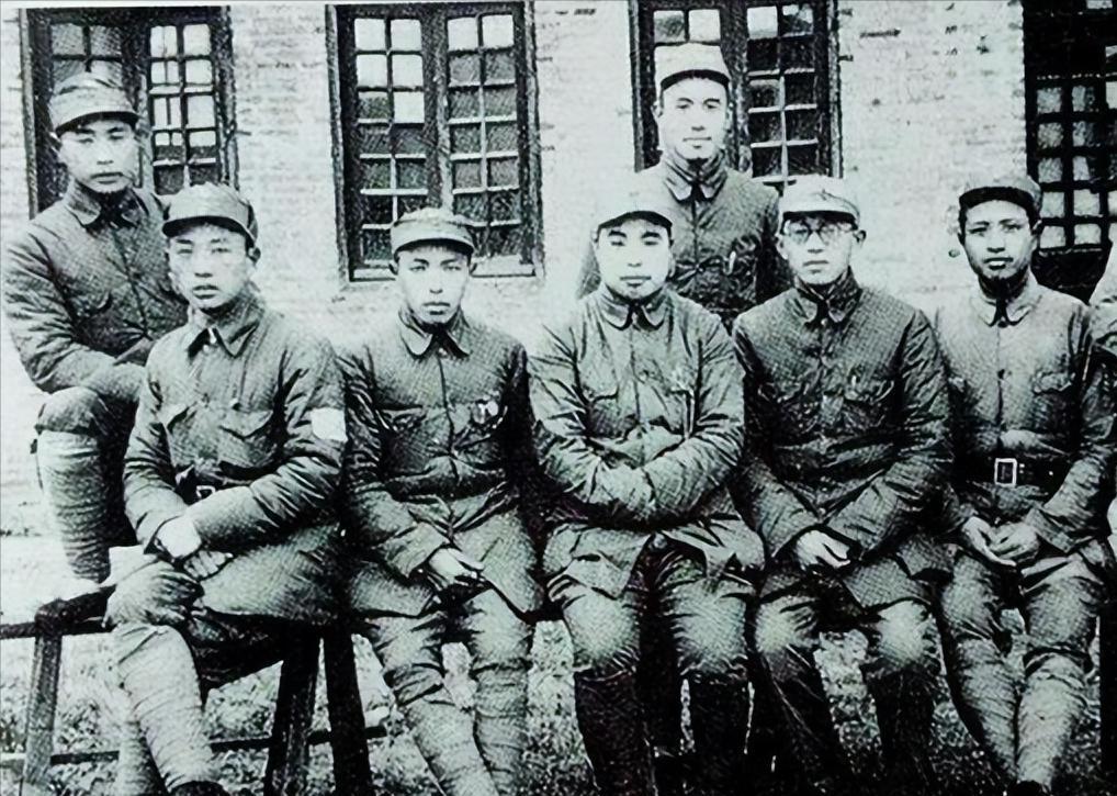 1938年8月，在华北抗日战场上大杀四方的344旅旅长徐海东病倒了。

1938