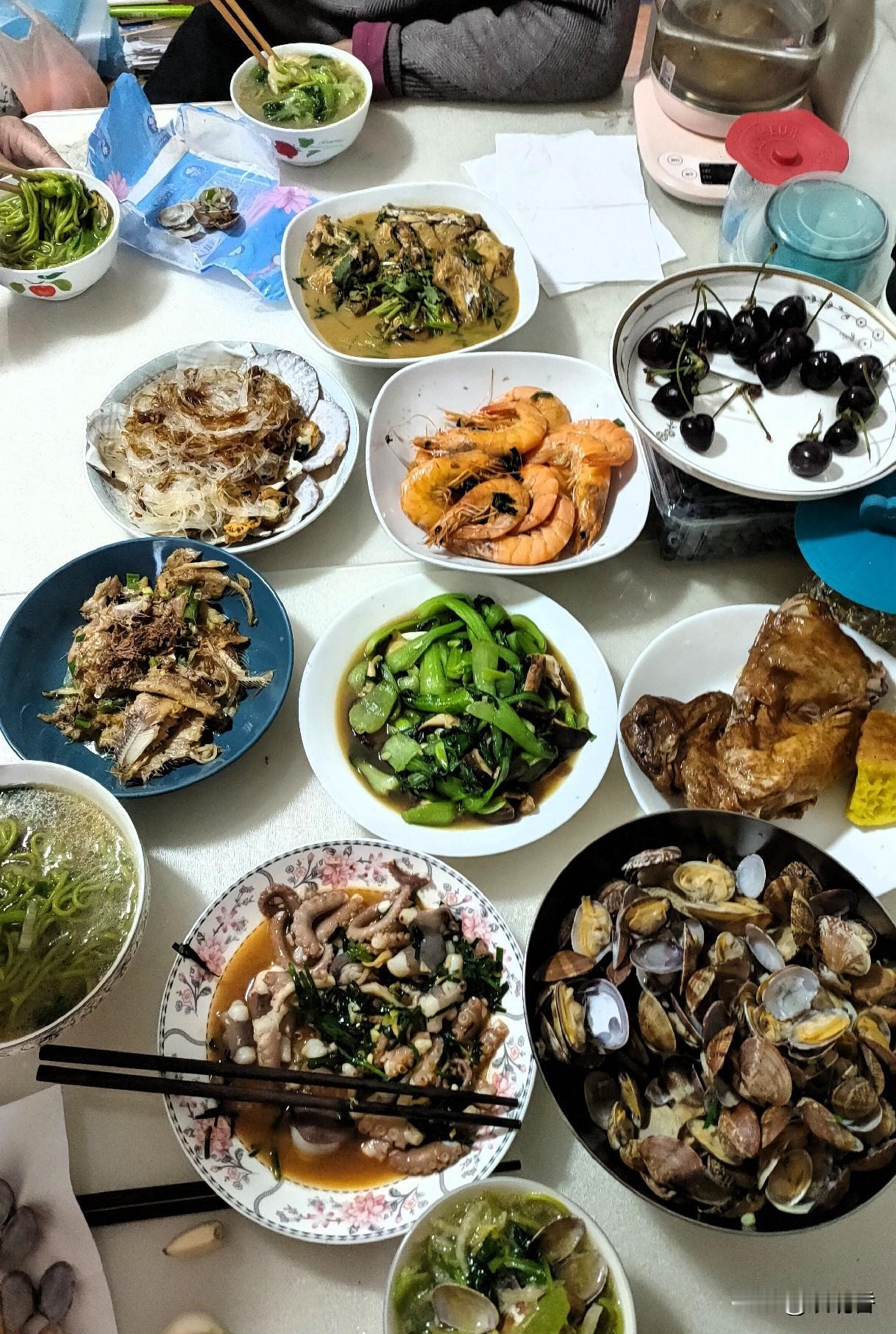 这个五一假期我感觉啥也没有干，就做饭了，这是第一天做的，菜做了好几样，没有功劳还