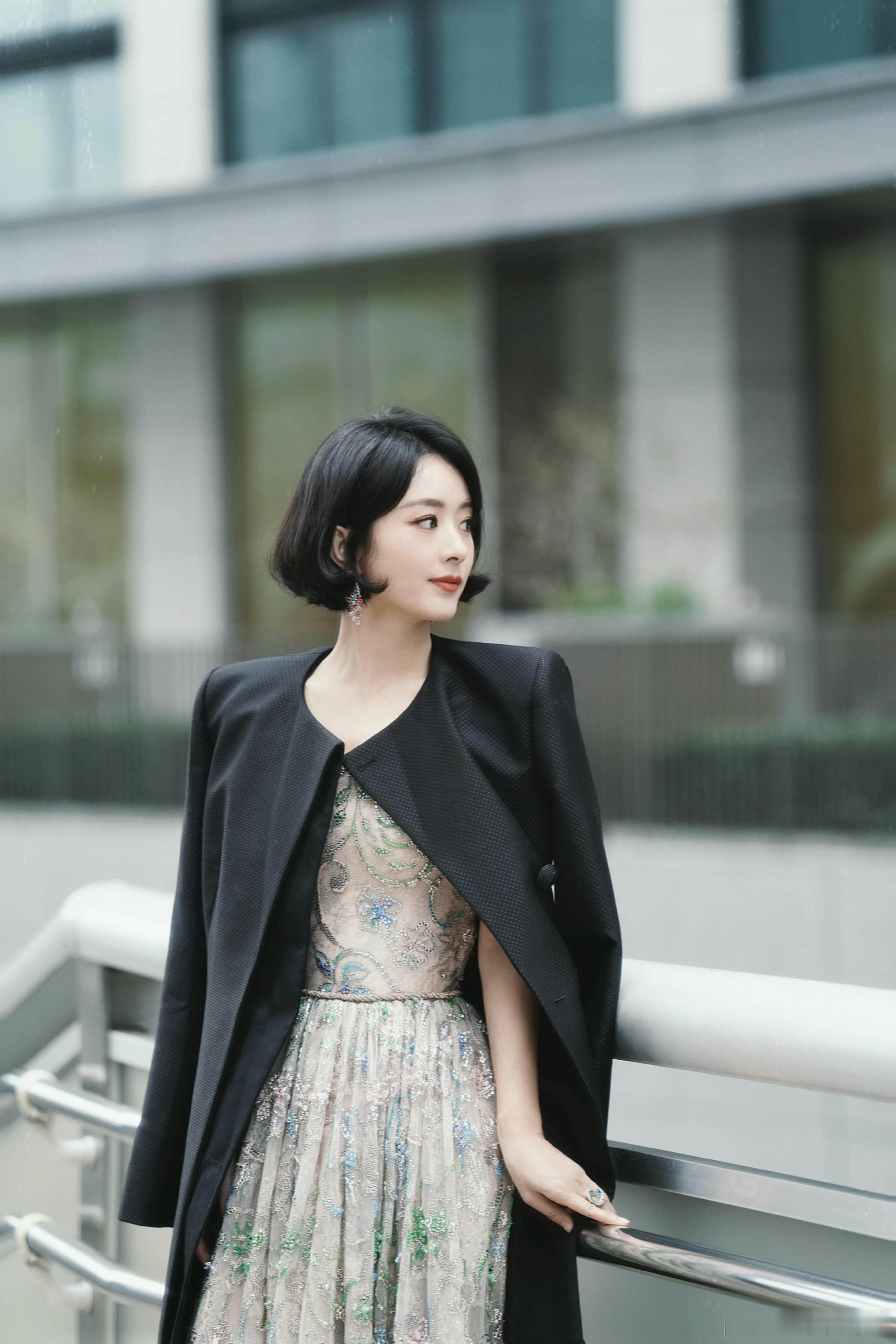 #赵丽颖东京电影节生图#赵丽颖你小子牛的嘞，阿玛尼高定上身了[收到][收到]赵丽