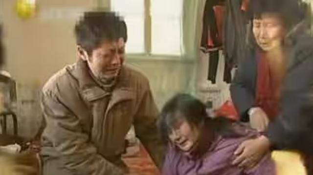 “人间悲剧！”18岁青年撞伤老太，因无力赔偿3万的医药费，留下8份遗书以死谢罪。