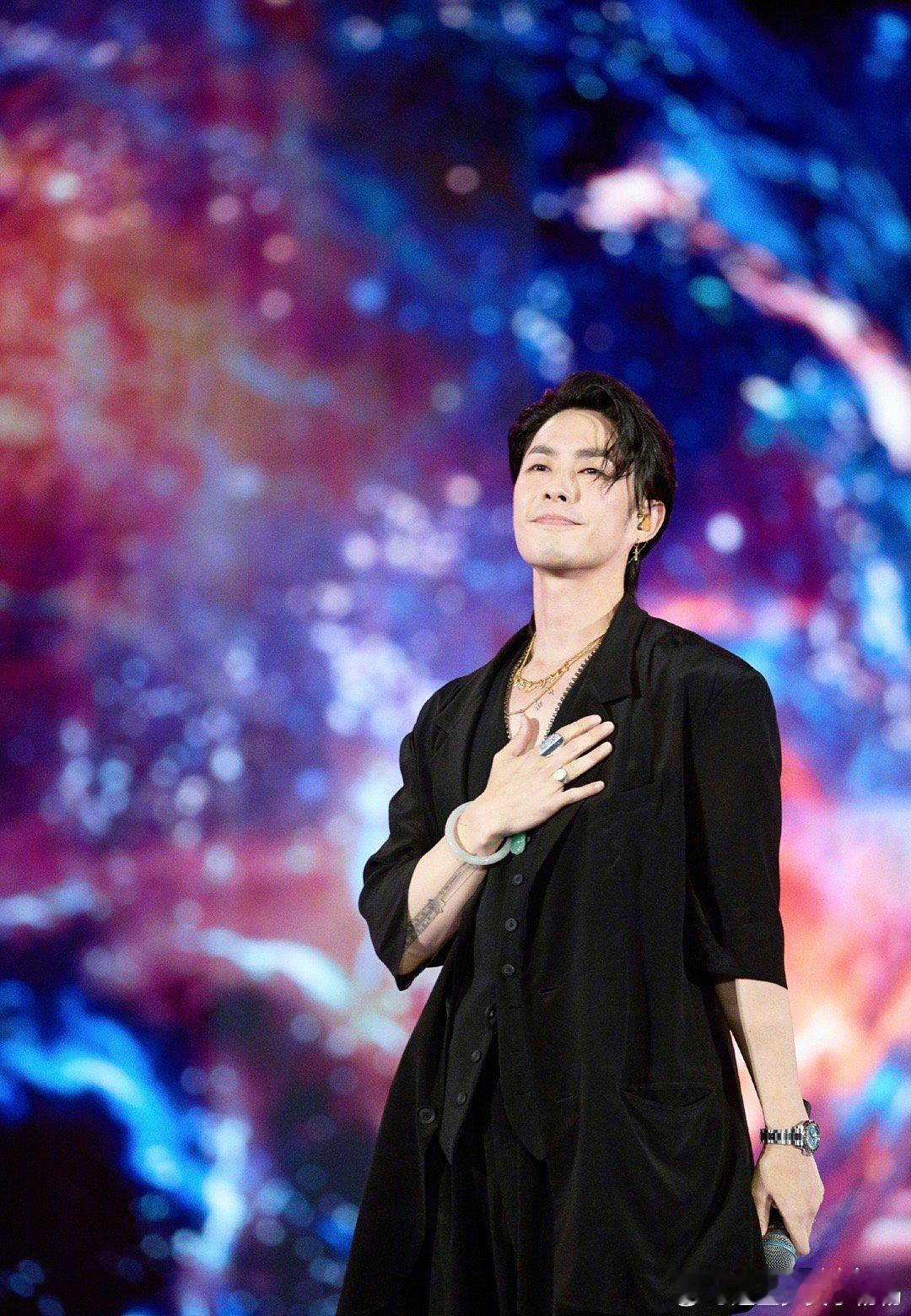 好难得看到男明星戴玉镯子，话说吴建豪戴起来还挺好看。 ​​​