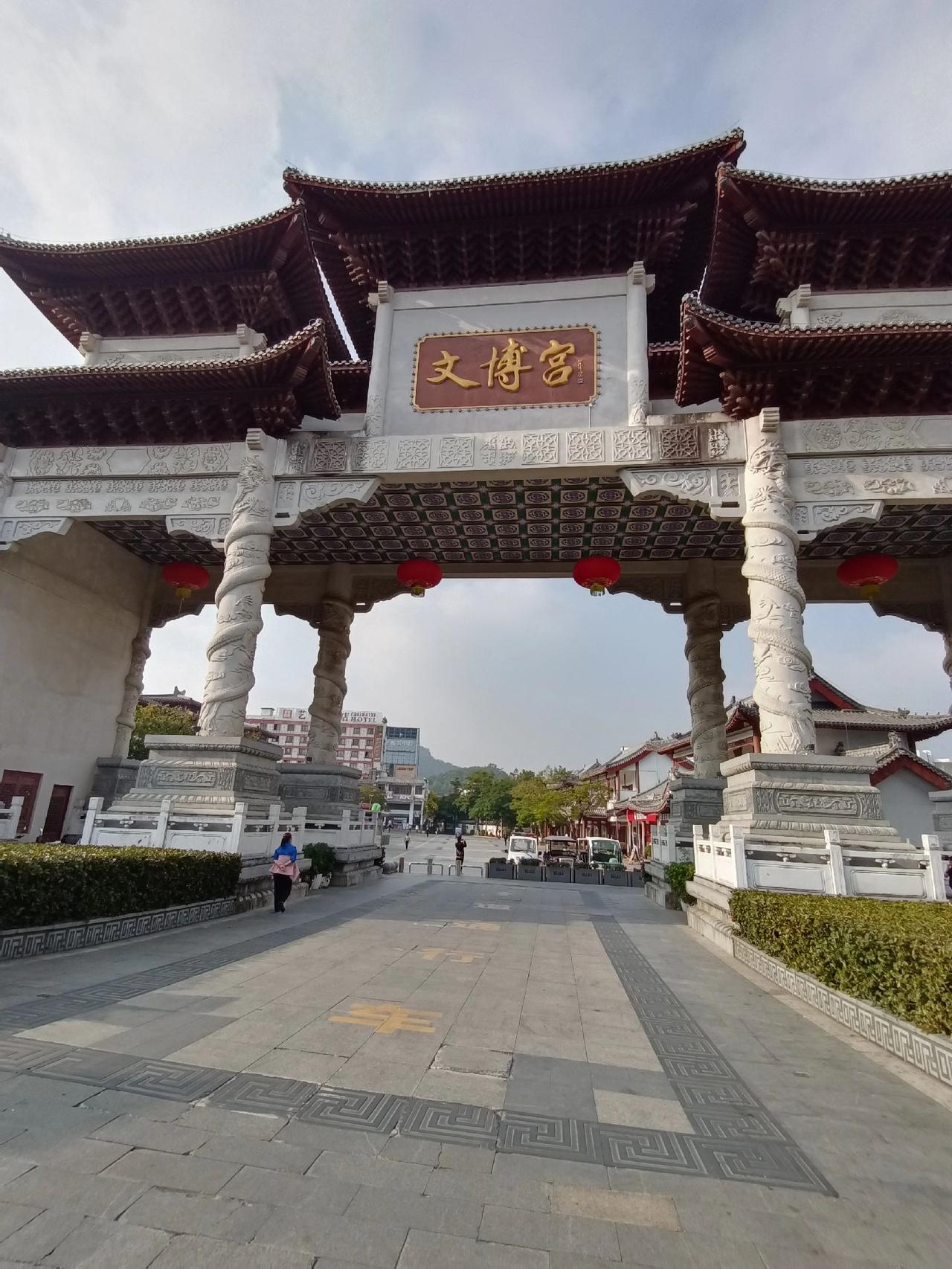 又受骗了，还好有大芬美术村压压惊。一到深圳文博宫(图1-2)，就被如此气派的大门