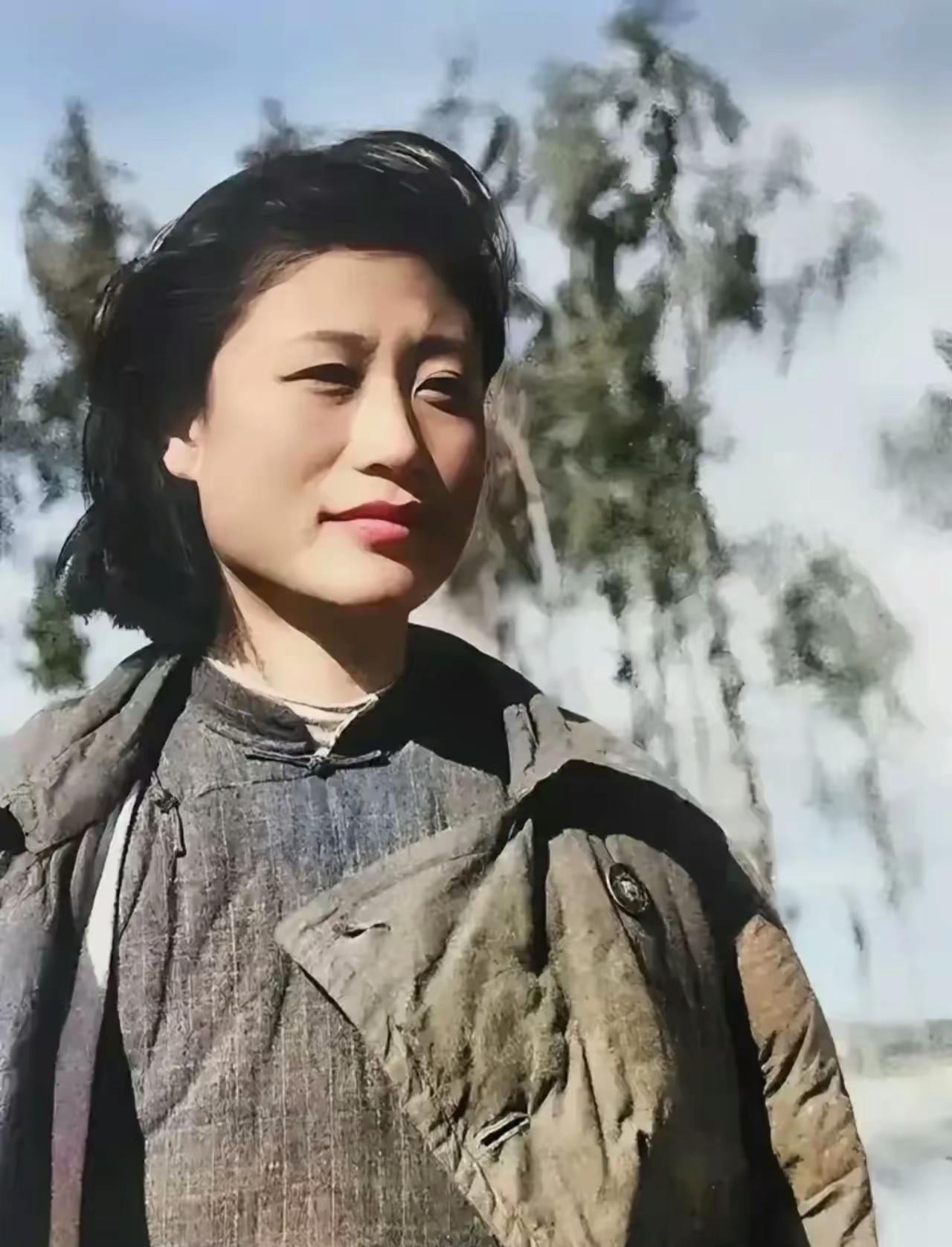 他们在延安结婚，皖南事变后项英牺牲，她成了寡妇。 
恰巧新四军第三师师长张爱萍也
