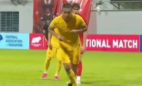 国足半场2-0领先新加坡，这并非一个能有效评估球队市场价值的样本。面对实力显著偏