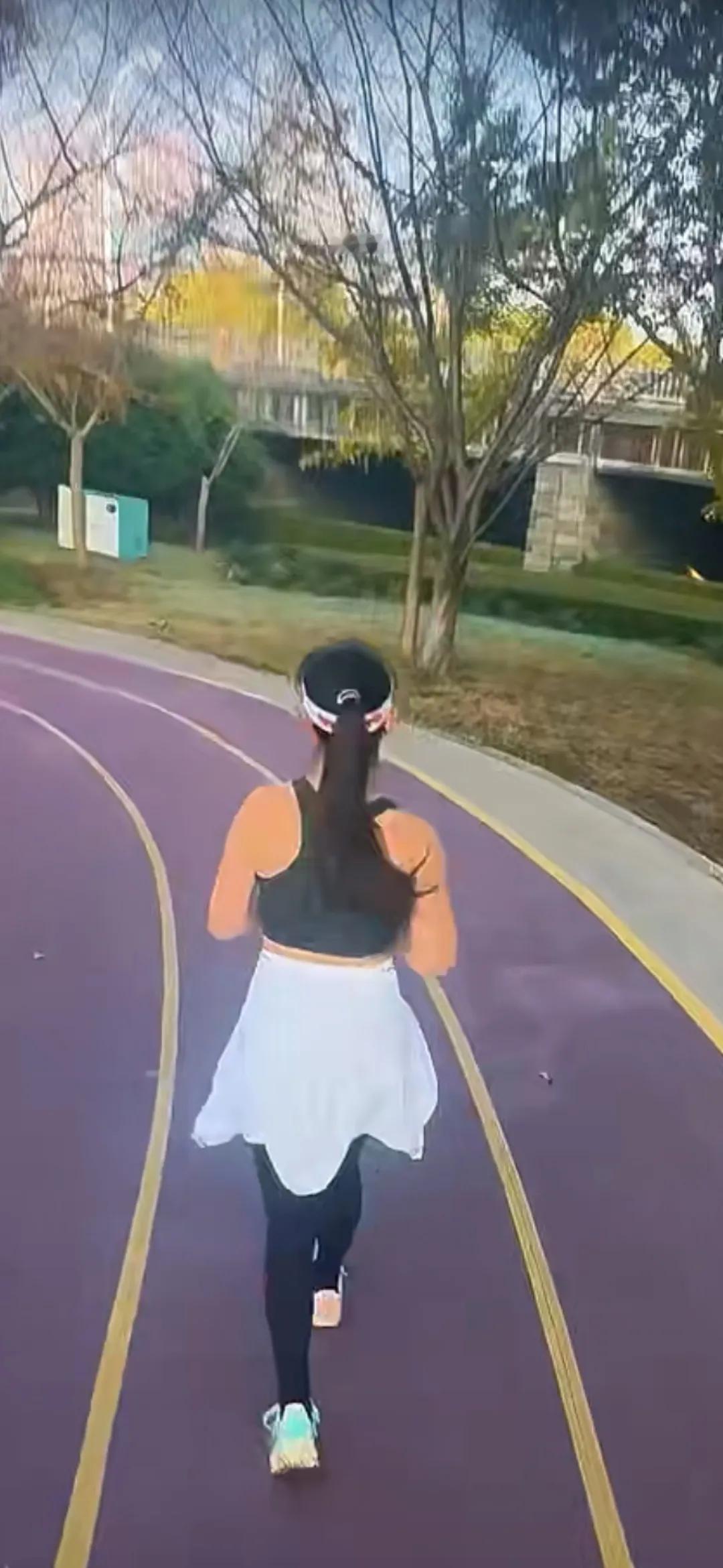 道上晨练的姑娘