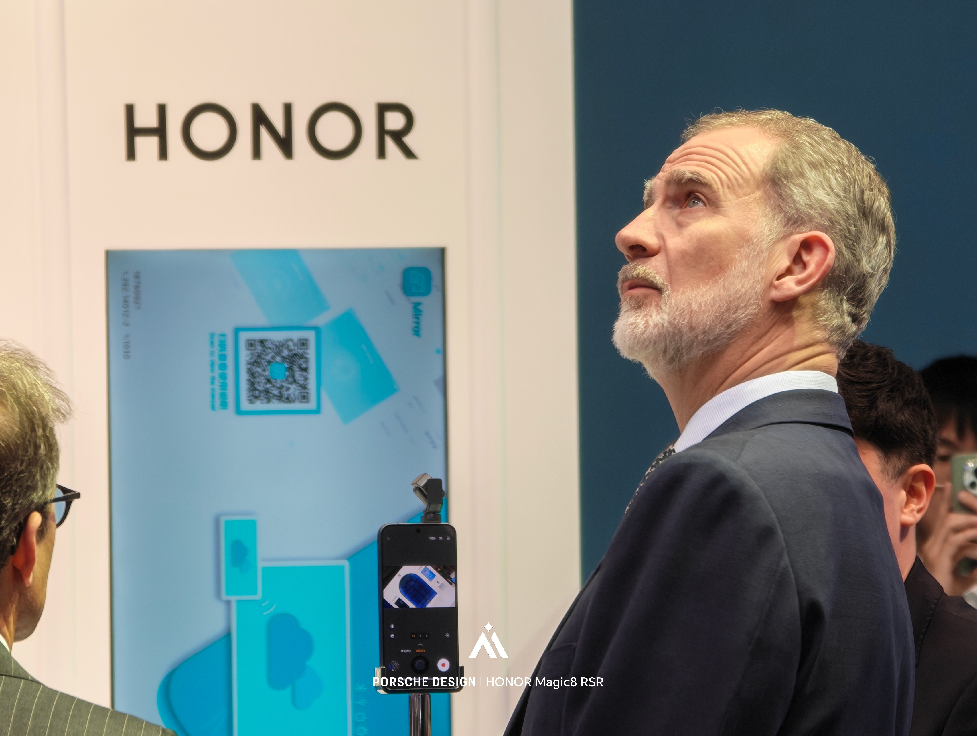 西班牙国王来荣耀展台了，他对荣耀Robot Phone超感兴趣mwc2026数码