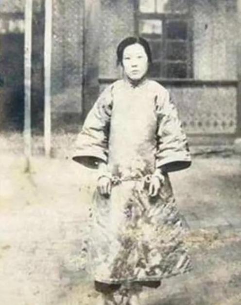 1925年，24岁的妓女张素贞，正在脱衣服准备接客时，一把枪口突然抵住她的脑袋。