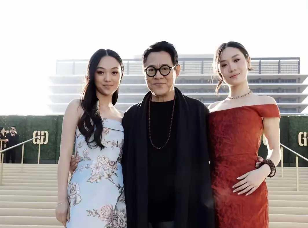 功夫巨星李连杰，和他的两位千金。
 
荧幕上他是叱咤影坛的功夫皇帝，一身侠气；褪