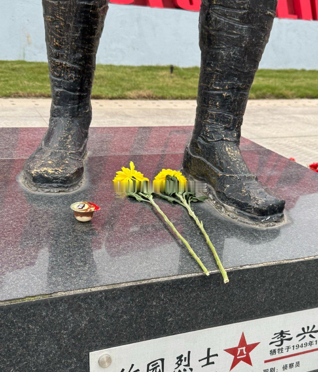 在烈士陵园里看到让我心暖暖的一个画面 ​​​