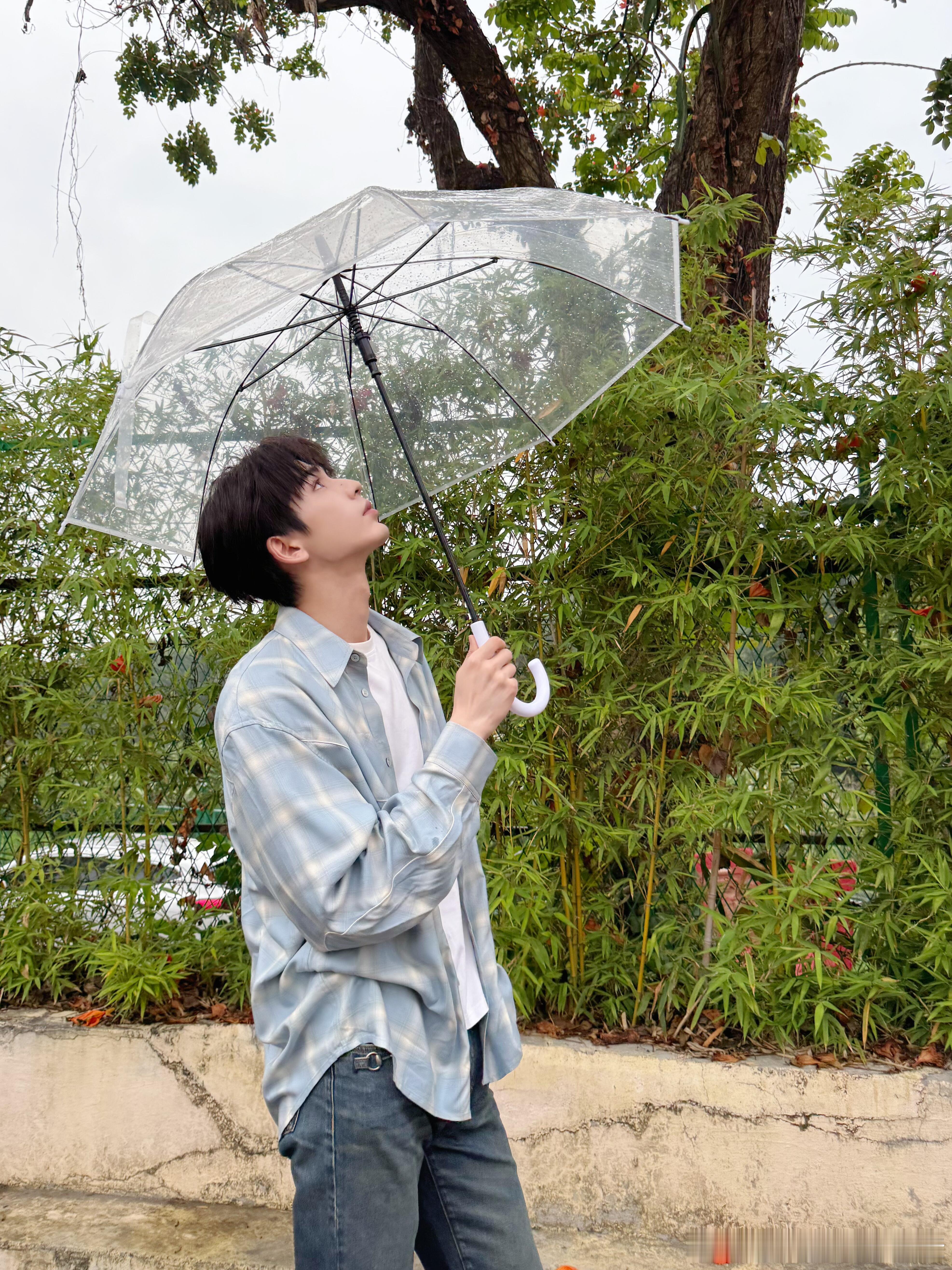 雨天的张凌赫更男大了 
