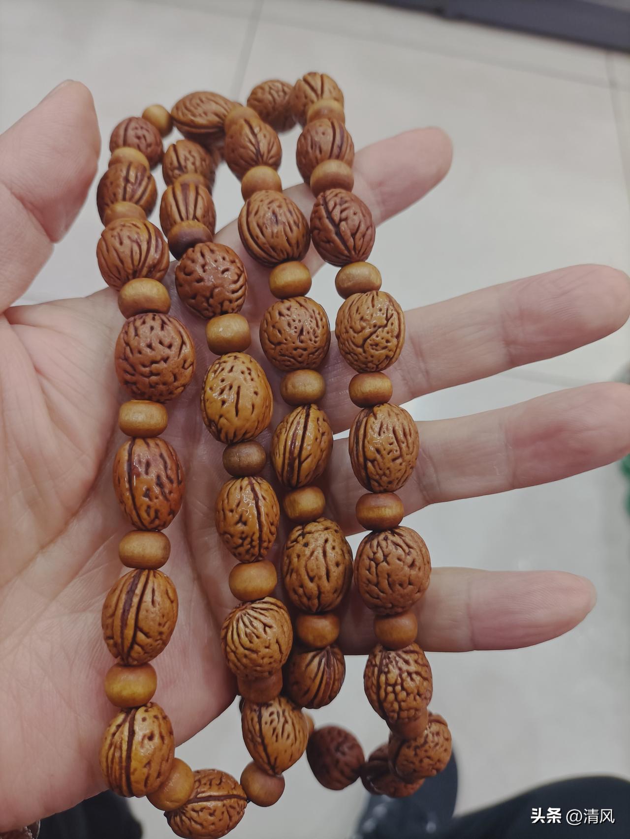 手里这串桃核手持，一共36颗。

大小不太均匀，颜色看着也挺杂。

这是年前在亳