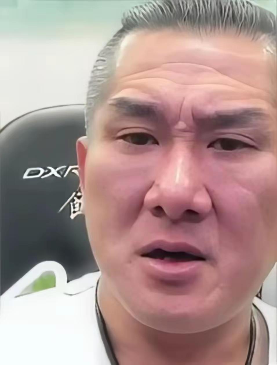 馆长直播泣不成声哭了
 
馆长这次来大陆，他说，现在最让我感动的是，不是因为他大