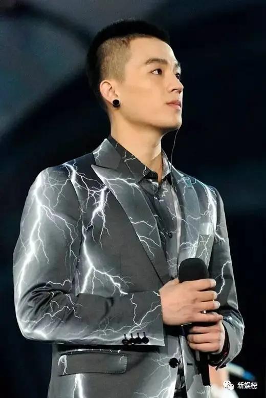欧豪属于痞帅硬汉稀缺颜值
玩命式敬业演技，不炒作的清醒人品，他的戏路极宽，从不被