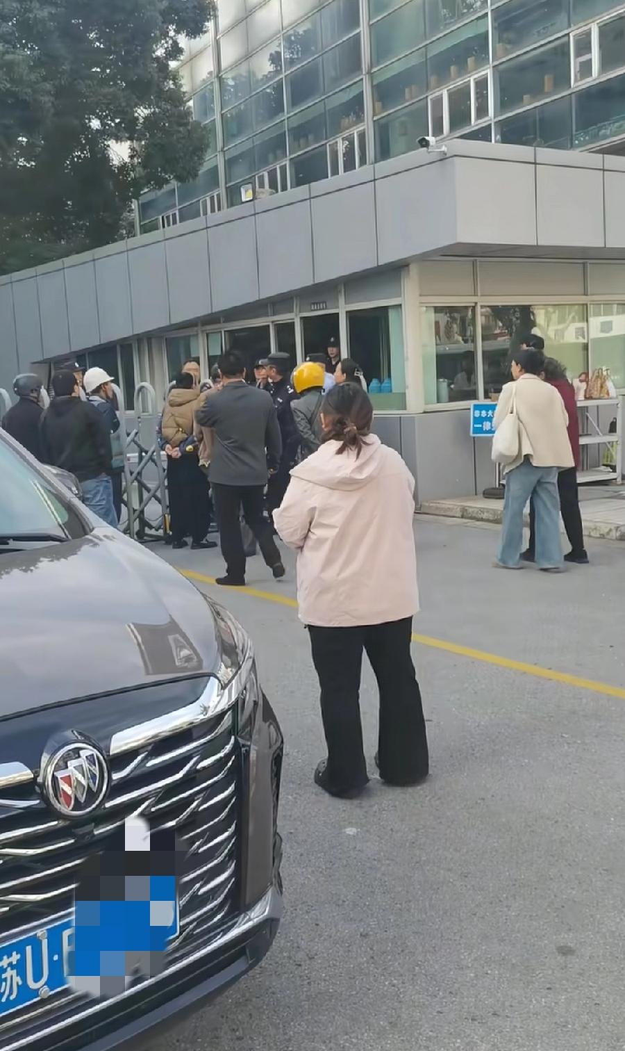 苏州邮政快递员被女收件人丈夫杀害，到底谁的错？现在舆论一边倒，都同情、支持快递小