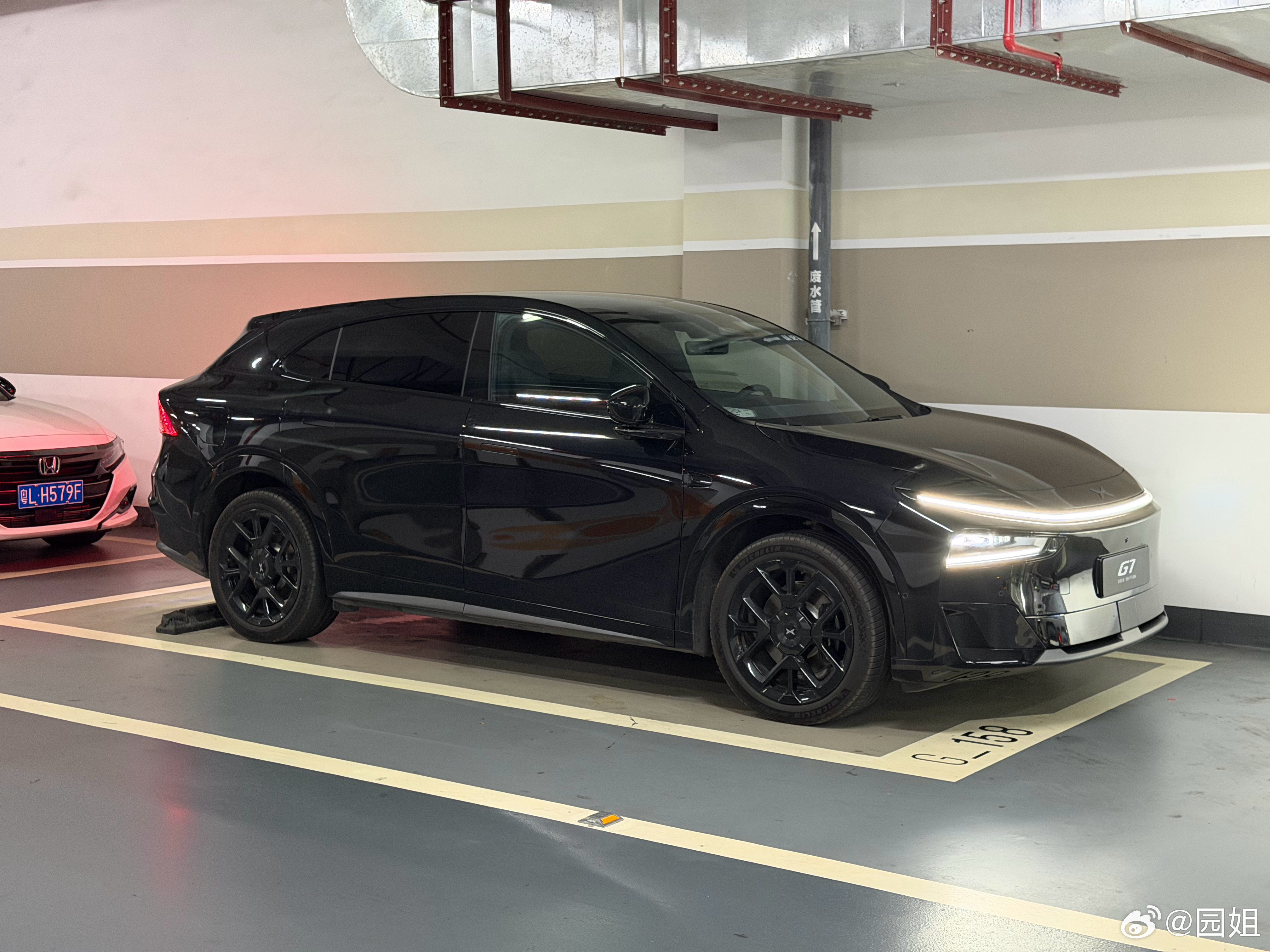 这种左侧的侧方位停车我是不行的，很难停进去，这个时候泊车辅助就可以出场了，你们看