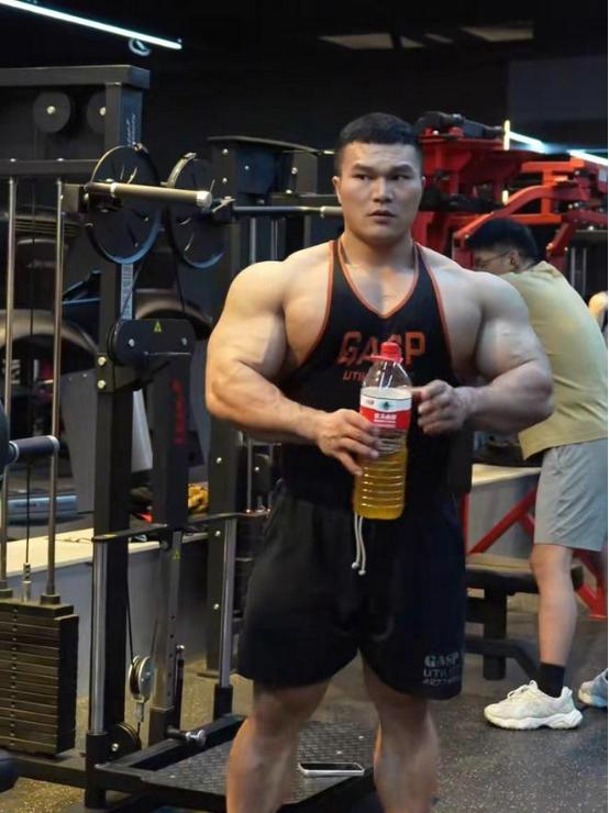 30岁健美冠军王昆去世，极度自律，连过年都只吃水煮鸡胸，去世原因是，感冒时依然锻