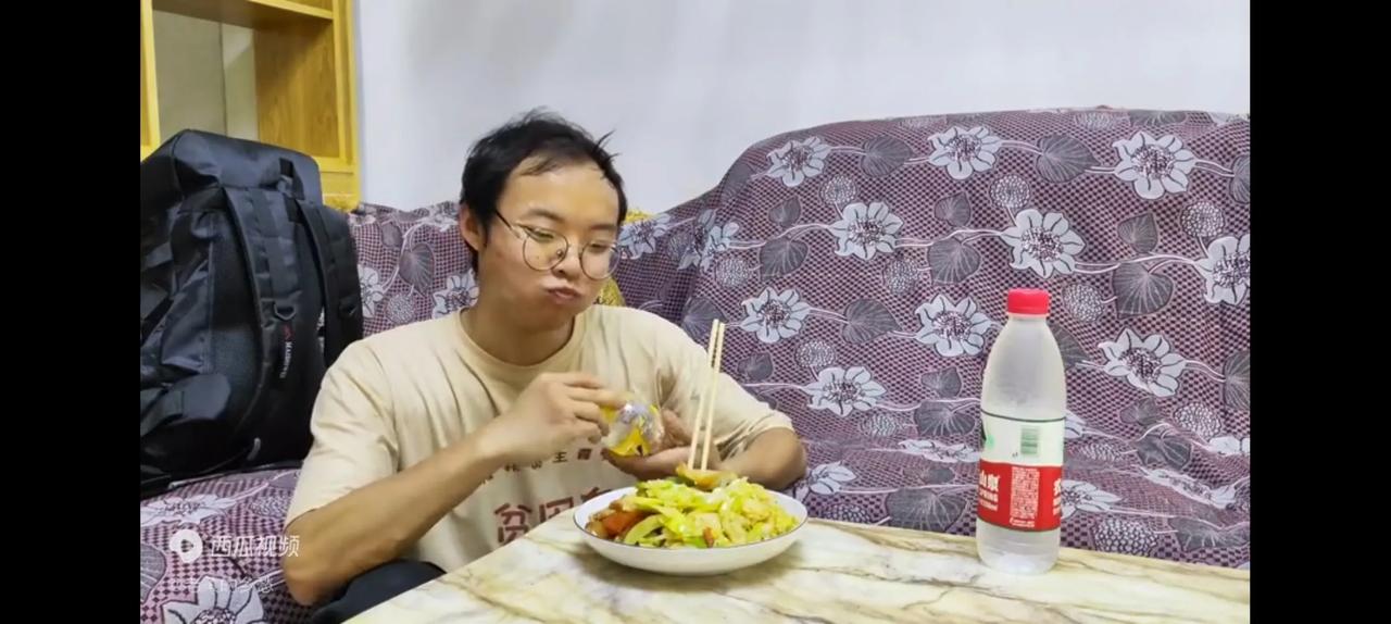 老黄用自己的实践，证明了一个未婚青年是守不了村的。终于还是踏上了进城打螺钉的旅程