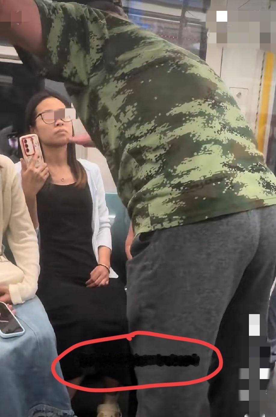 北京。地铁车厢内，一对老年男女乘客上车后，要求座位上的年轻女子起身让座。女子当场