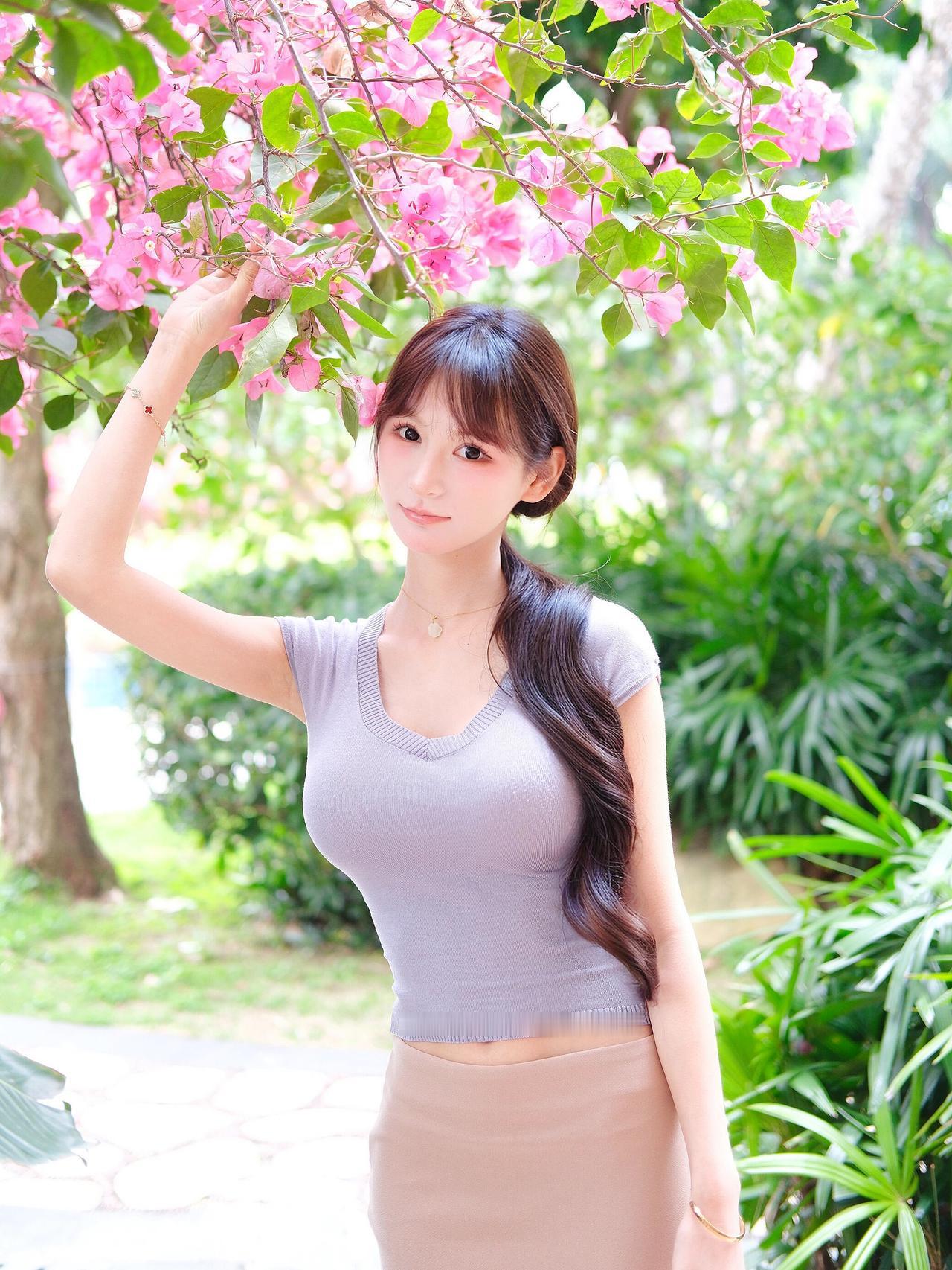 绯霞漫染枝头软，
花也嫣然，人也嫣然。
鬓畔轻红，相映两婵娟。
 
清风拂过香盈