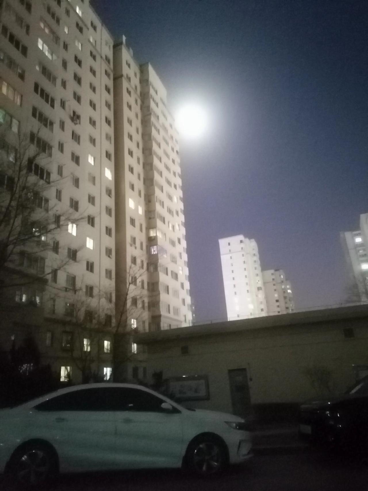 春日生活打卡季 
春夜
文11珂芃·原创
春天的夜里
有风凛冽寒凉
夜空上方的月