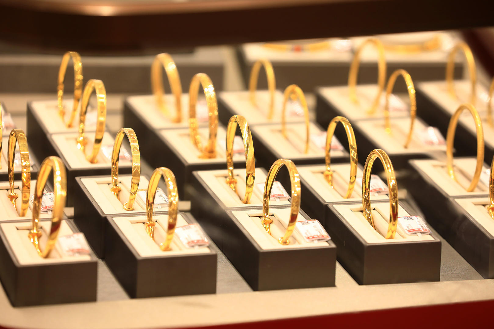 #周大福半年关店606家#【周大福六个月关店606家，金价年内涨超50%，金饰品