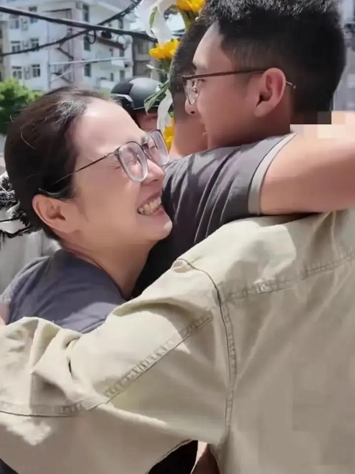 看哭了！四川广元，弟弟跑出考场看到哥哥嫂子手里拿的东西，三个人抱头痛哭！网友：妈