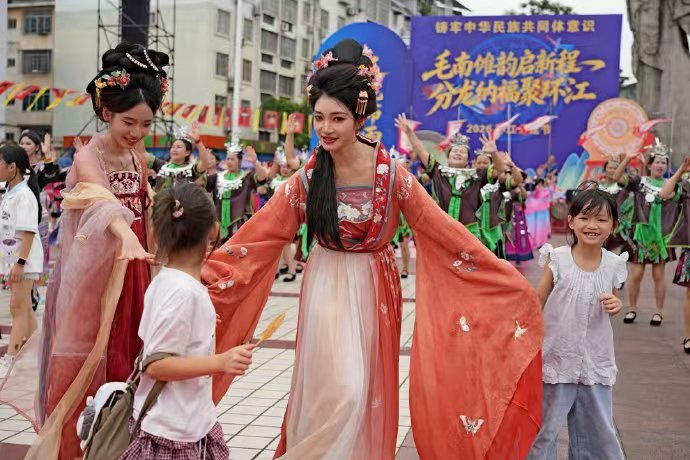 分龙非遗巡游嗨翻村BA作为游客，被环江的烟火气深深打动。村BA赛场热血十足，球员