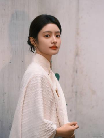 徐若晗在爱你的妆造真的太好看了，每一套都特别贴合角色，不管是日常造型还是重点场景