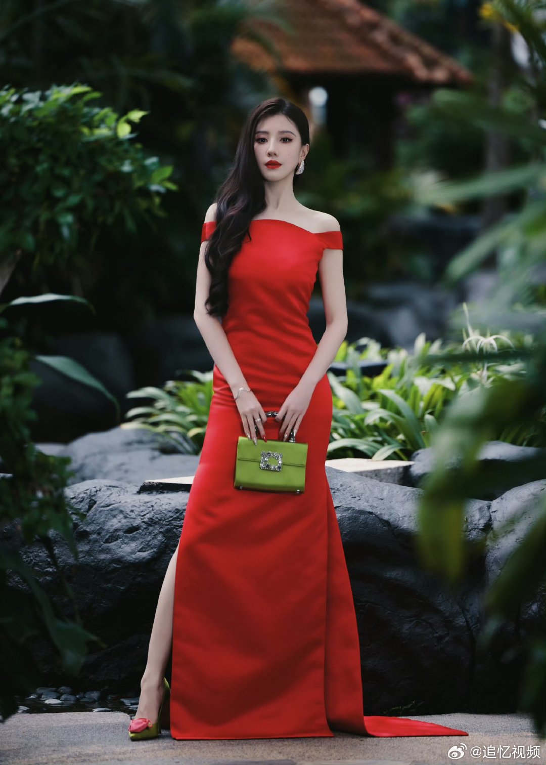 王鹤润红裙绿包反差美学王鹤润背部线条本以为红配绿很难驾驭，直到看见王鹤润这套造型